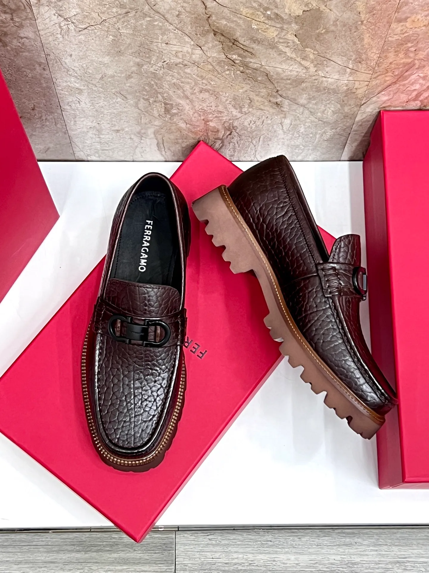 Original quality P580 Brand: Ferragamo Standard size: Men's size 38/44 (45.46 can be customized) Grade: Same style as the official website High-quality men's shoes Material: Customized first-layer calfskin with water-dyed cowhide lining Cowhide tiptoe Original non-slip and wear-resistant rubber outsole Style category: Men's formal business leather shoes are young and fashionable European and American trends British style Casual matching and comfortable feet Color: actual picture